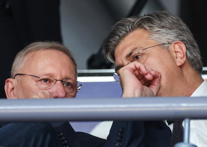 Vrh vlade na košarci: Što to Plenković s Božinovićem povjerljivo šapuće?