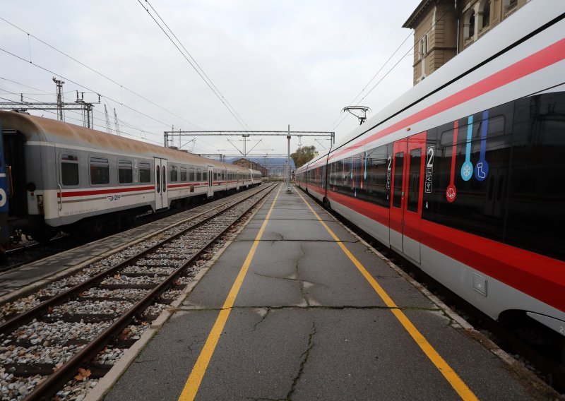 Vlak zapeo u snijegu na putu u Zagreb, strojovođa pokazao katastrofalno stanje lokomotive