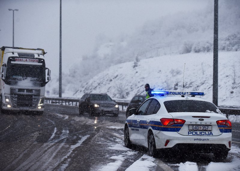 Kaos u prometu: Ceste zatrpane snijegom, dvije nesreće na autocesti A1