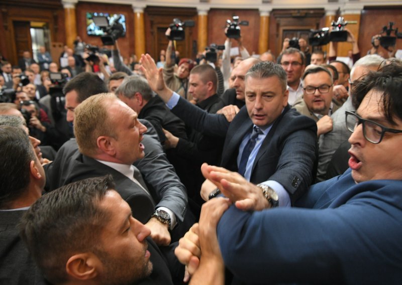 Opći kaos u parlamentu: Srbija pada u sve dublju političku krizu