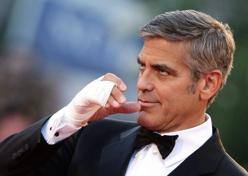 Gay novinar skidajući se tražio poljubac od Clooneyja