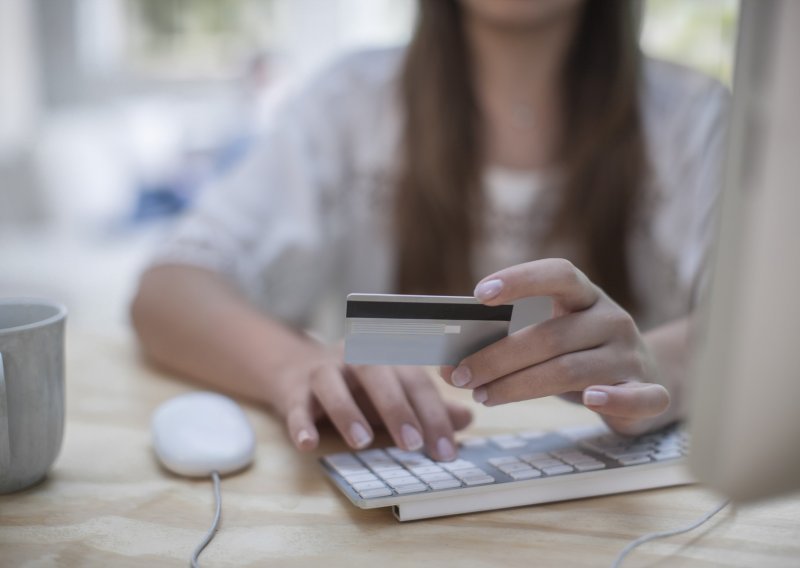 Policija upozorava: Oprezno s brzim kreditima koji se nude na internetu