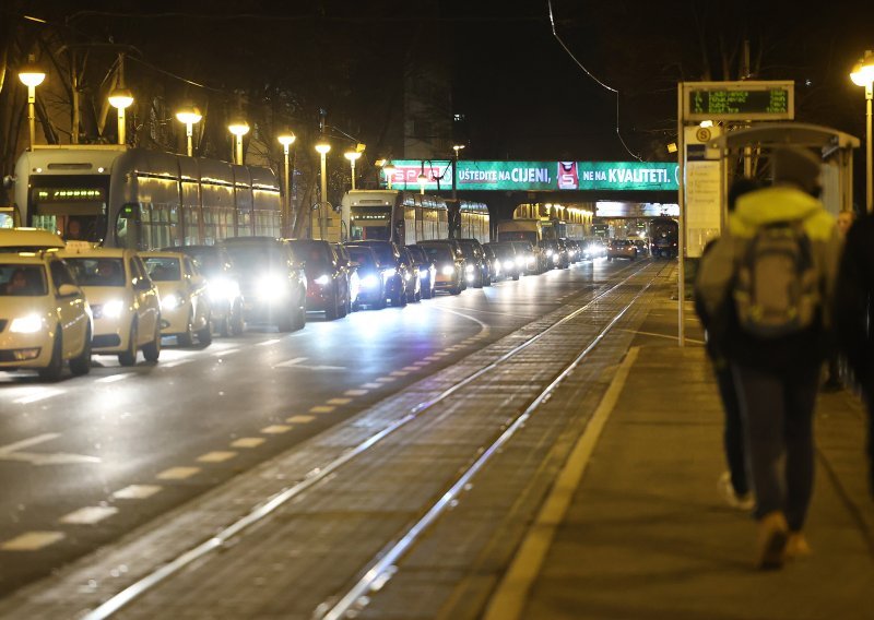 Automobilom udario pješaka na Savskoj ulici: Tramvaji vozili obilazno, promet otežan