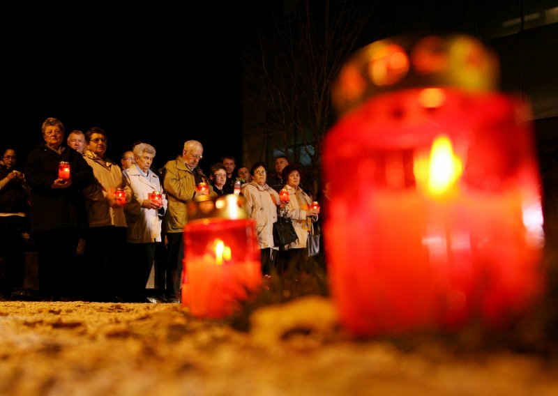 Ispred vukovarske bolnice odana počast žrtvama
