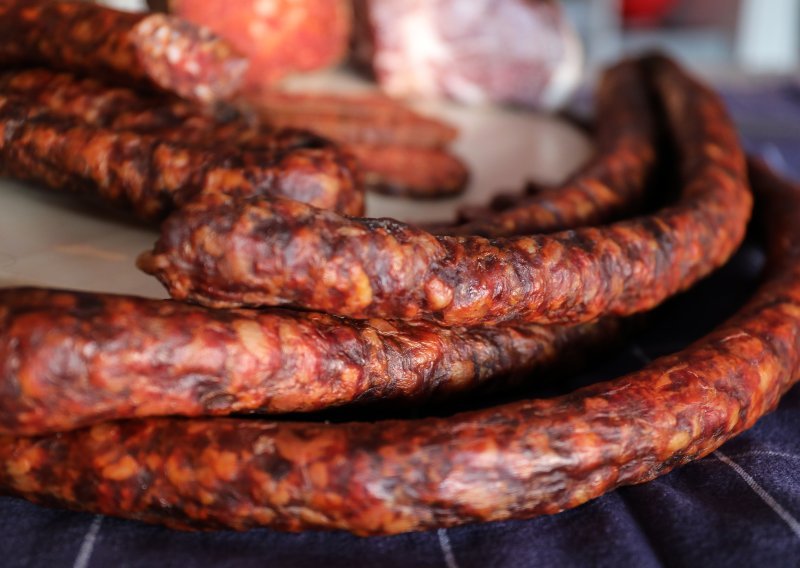 Kupci, oprez, s polica se povlači serija kobasica