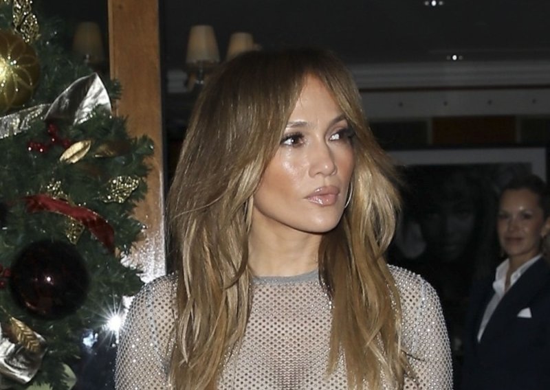J.Lo pomiče granice seksepila: Zabljesnula u prozirnom izdanju