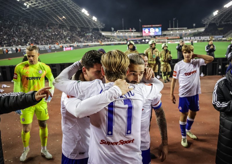 Pogledajte snimku slavlja: Rakitić pleše na stolu, skida majicu, ori se 'šuti moj dječače plavi'...