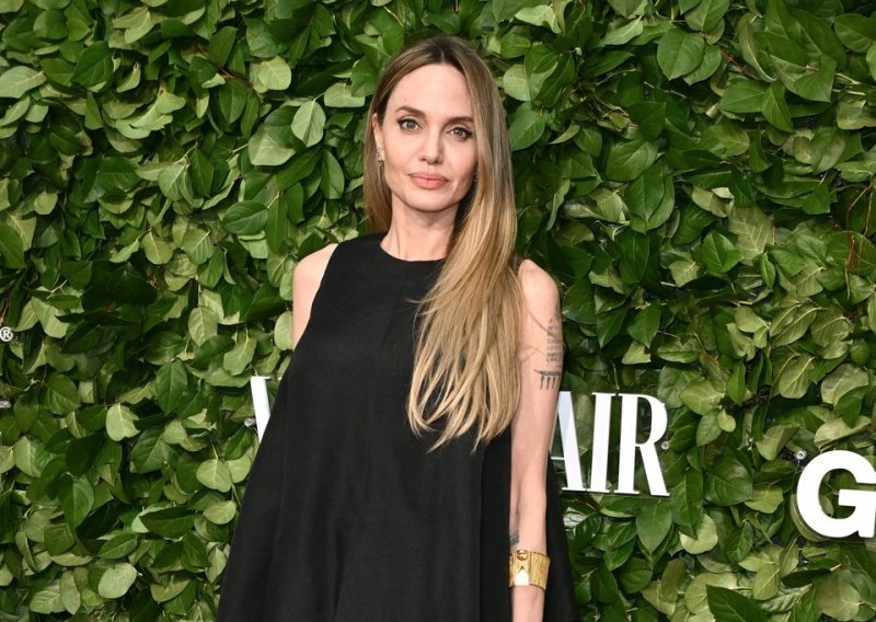 Nevjerojatno koliko crnih haljina ima Angelina Jolie, a u svakoj izgleda fantastično