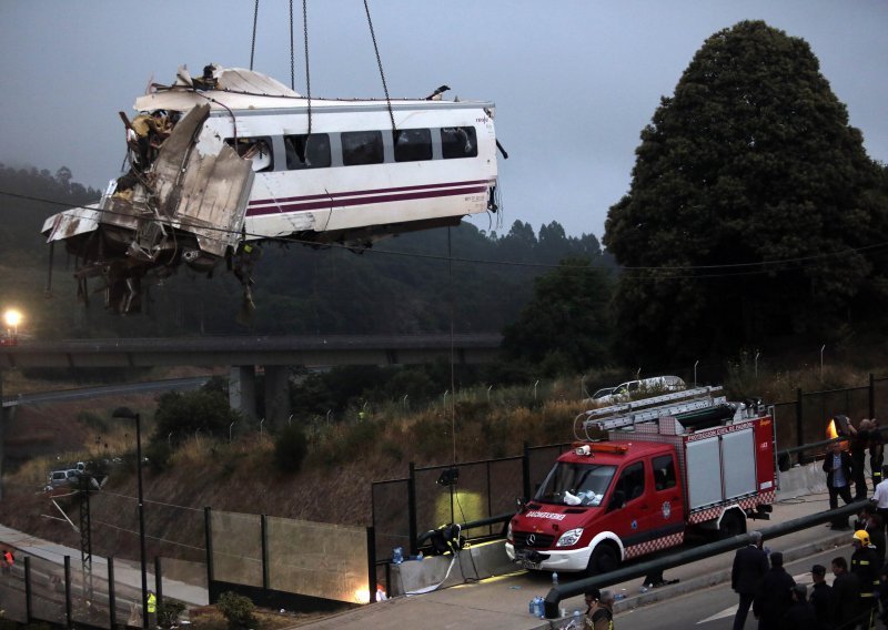 Najmanje 77 mrtvih u željezničkoj nesreći
