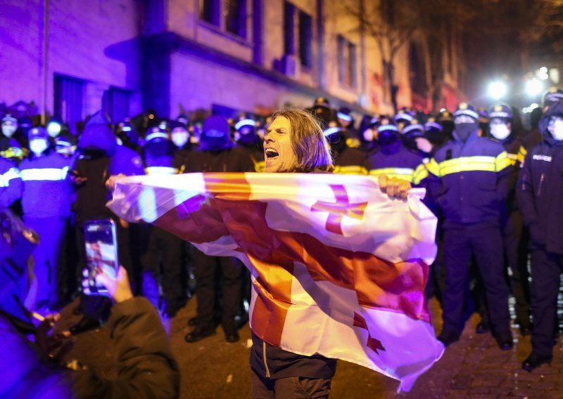 Prosvjednici u Gruziji blokirali ulice, policija uhitila oporbene političare