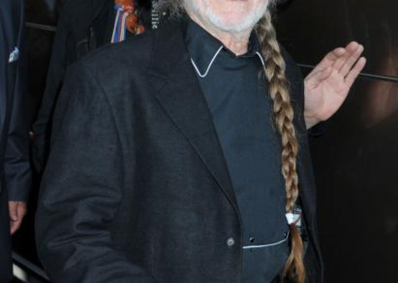 Jedna legenda manje - Willie Nelson se ošišao