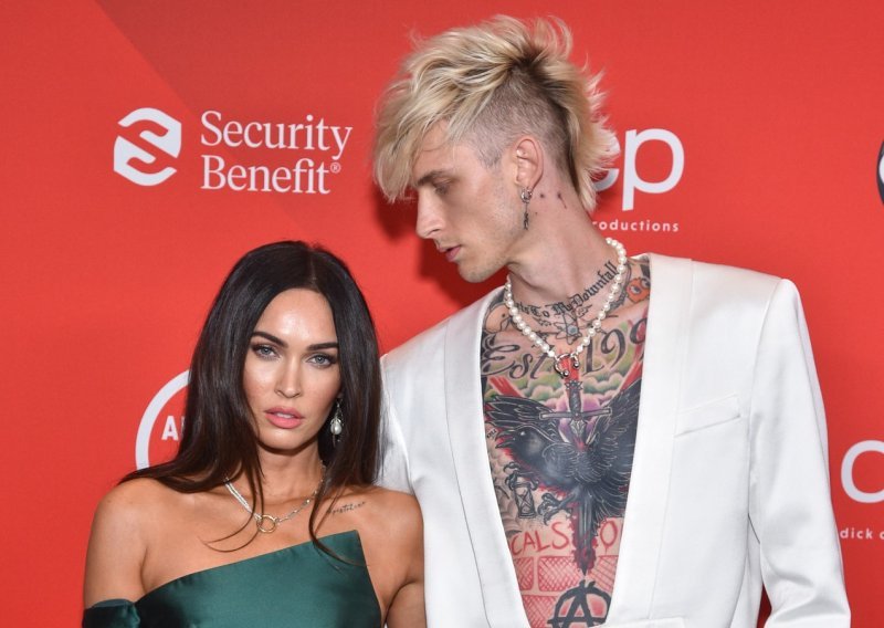 Pronašla je poruke druge žene: Trudna Megan Fox ponovno je sama