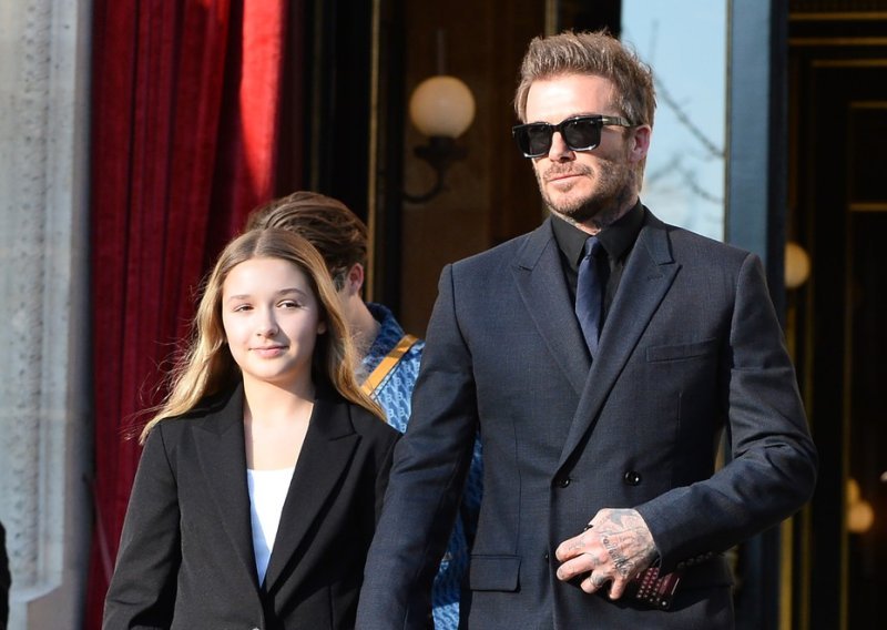 Harper Beckham iskazala modnu skromnost: Slavnu mamu podržala u kaputu iz Zare