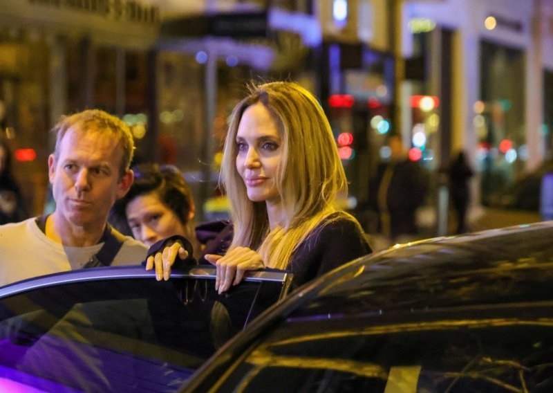 U najtežim trenucima oni su držali Angelinu Jolie da ne potone na dno