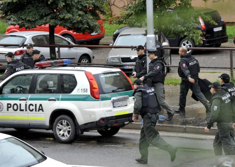 Policajac ubio troje Roma