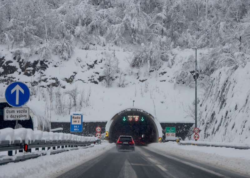 Autoceste su ponovno otvorene za sve skupine vozila, ali pazite -kolnici su vlažni i skliski