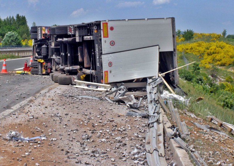 Prevrnuo se šleper s 24,5 tona koksa