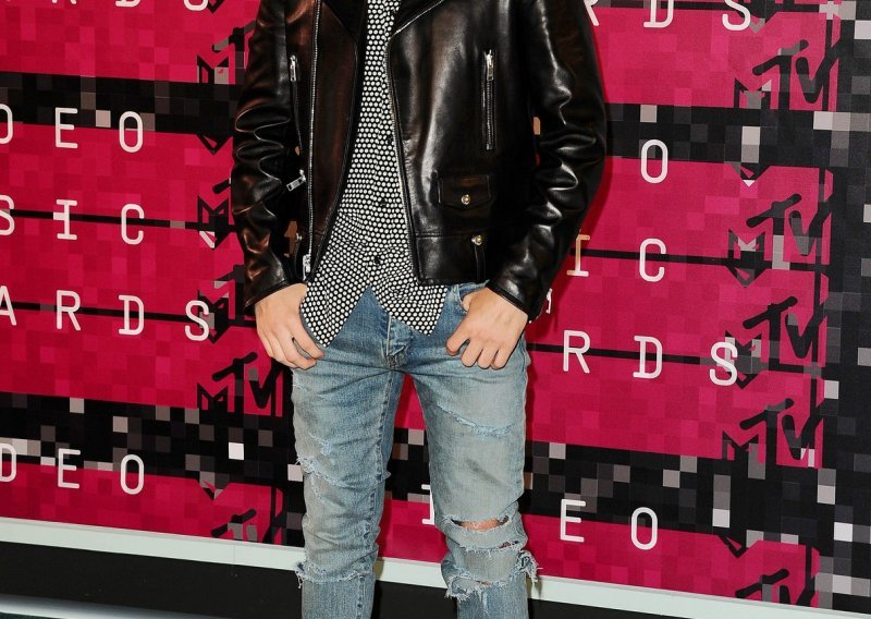 Bieber pomogao ženi koja je ležala na cesti