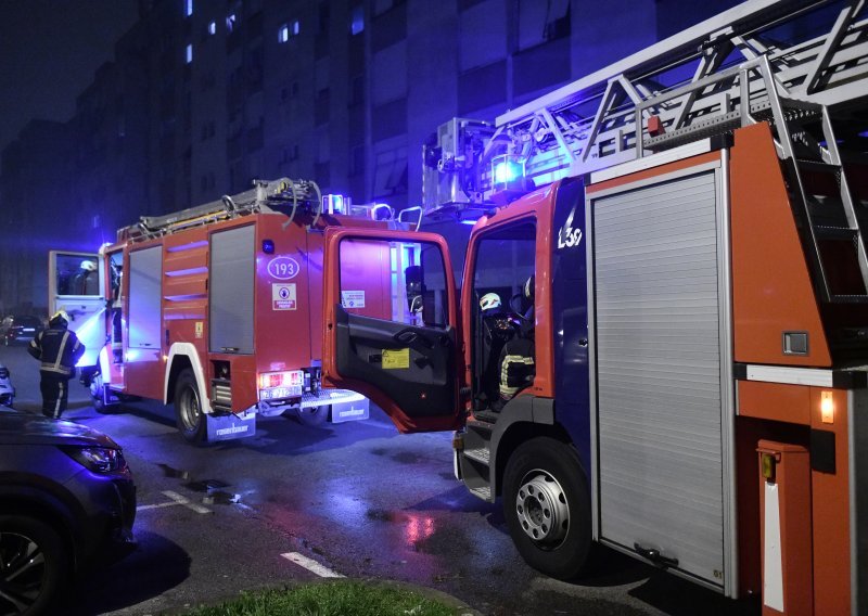 Napadnuti vatrogasci: Gasili požar na autu kad je na njih nasrnula grupa ljudi