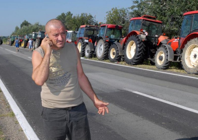 Farmers continue blocking roads in Brod-Posavina County
