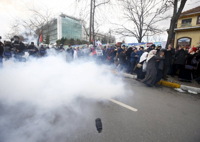 Turska policija opet suzavcem i gumenim mecima na prosvjednike