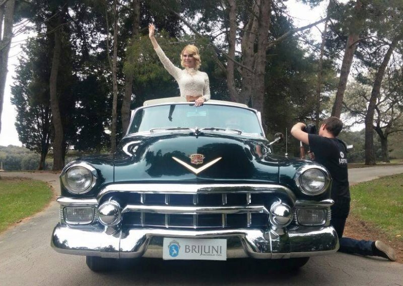 Što Mila Elegović radi u Titovom Cadillacu?