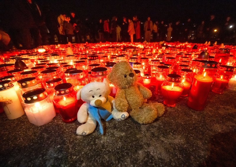 Ispred škole u Prečkom brojni građani zapalili svijeće, ostavili dirljive poruke