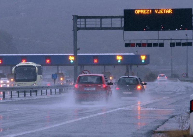 HAK: Zbog vode na kolniku ograničena brzina na A1