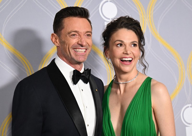 Više se ne skrivaju: Hugh Jackman i Sutton Foster ulovljeni u strastvenim poljupcima