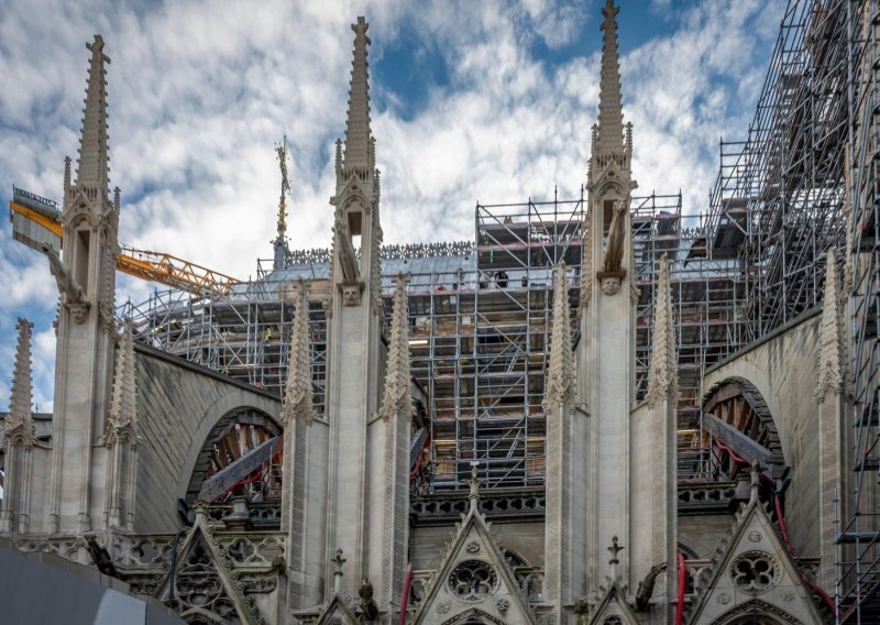 Oglasila se zvona na pariškoj crkvi Notre-Dame i iznenadila turiste