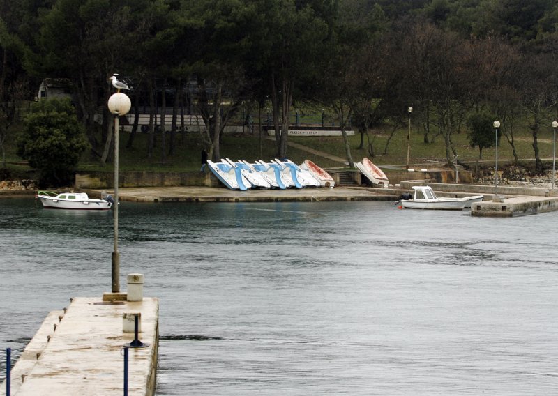 Napušeni klinac gurnuo ribiča u more