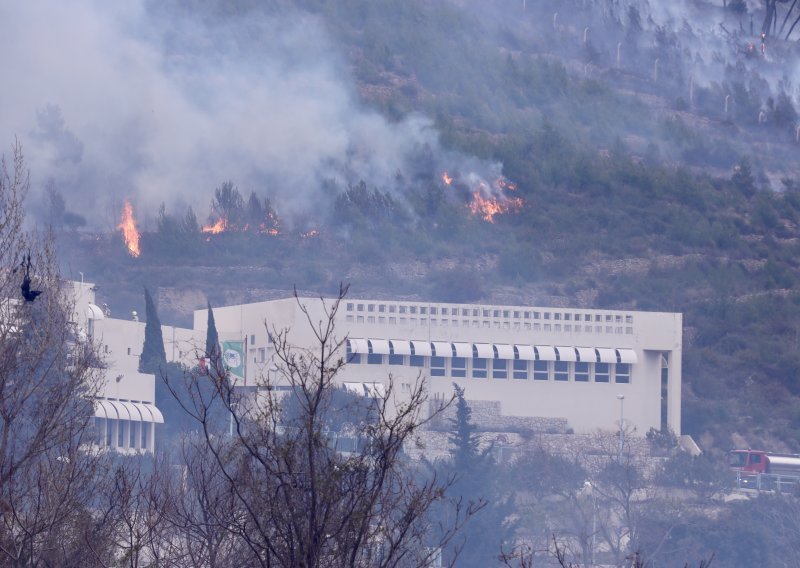 Požar u Žrnovnici pod kontrolom, vatrogasci ostaju na požarištu cijelu noć