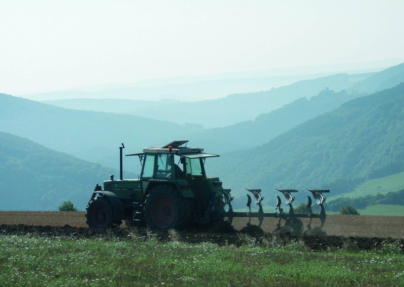 Dječak poginuo u prevrtanju traktora