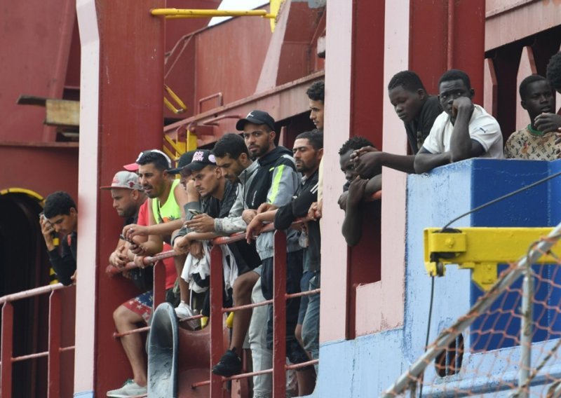 Najmanje 27 poginulih migranata u brodolomu na putu od Tunisa do Europe