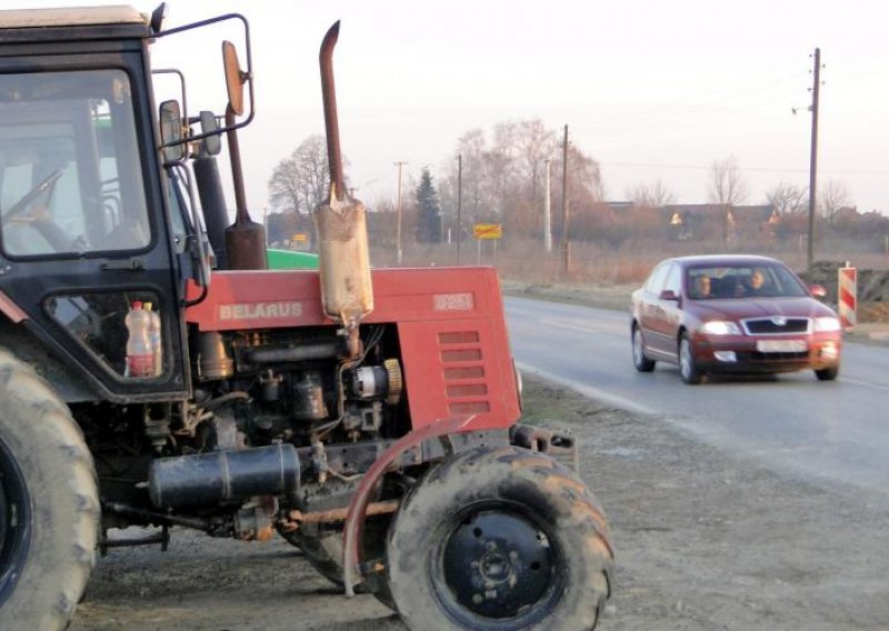 Zbog nedjelje seljaci maknuli traktore sa ceste
