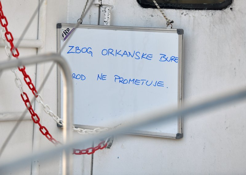 Bura udara na najjače: Prekinut promet prema Dalmaciji, zatvoreni i neki mostovi