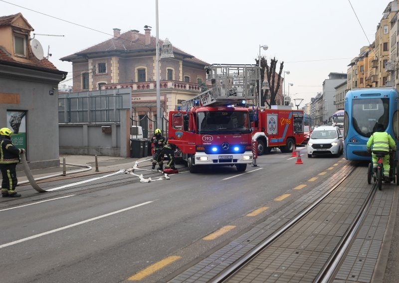 Gori kuća pored Zagrebačke pivovare: Zbog požara bio blokiran tramvajski promet