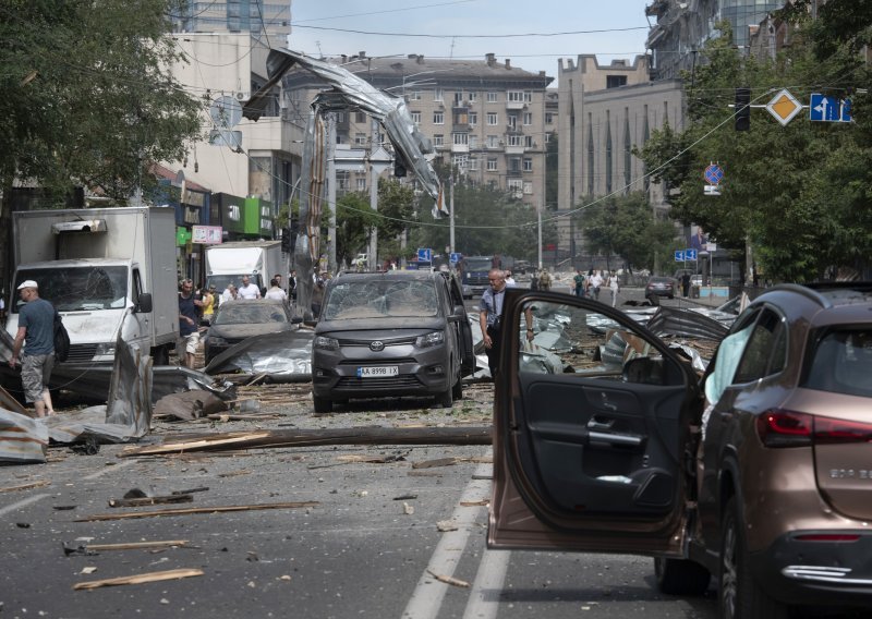 U ruskim napadima diljem Ukrajine poginulo desetak ljudi