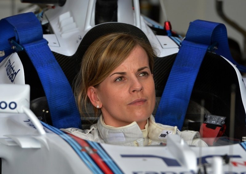 Katastrofa F1 vozačice Susie već nakon par krugova!