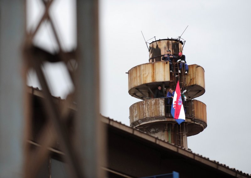 Radnici Željezare Split prosvjeduju na dimnjaku