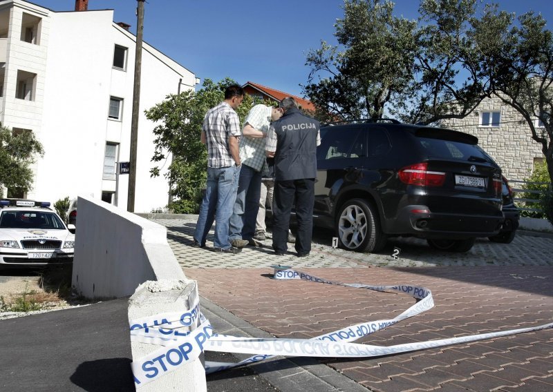 Vandali oštetili pet slovenskih automobila