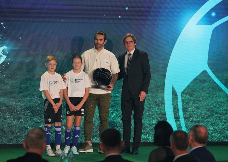 Livaja i Joščak primili nagrade za najbolje u 2024. godini. Livaja poslao poruku navijačima Hajduka