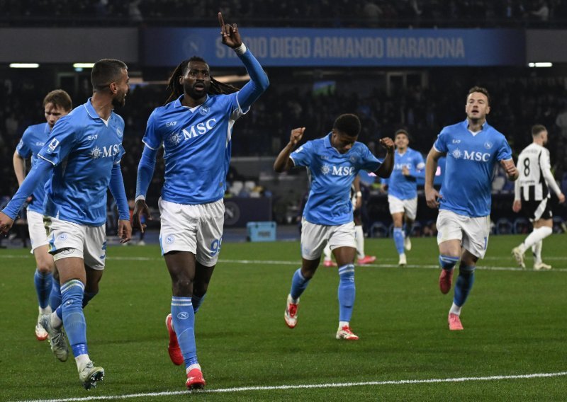 Napoli nanio Juventusu prvi poraz u sezoni i nastavio grabiti prema tituli