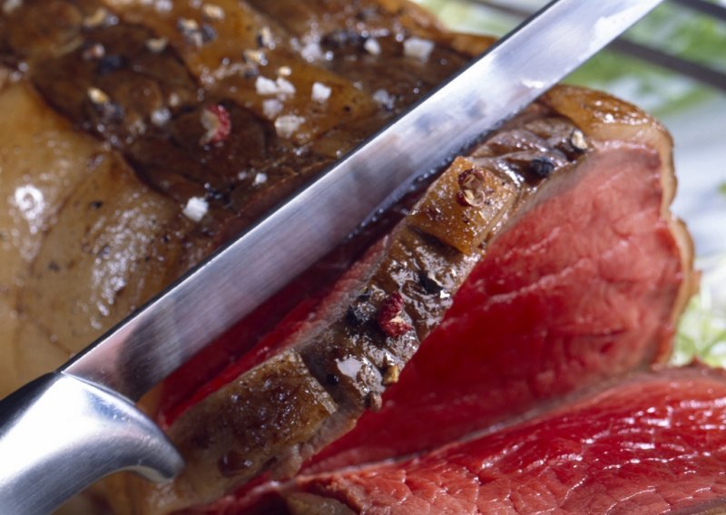 Veća količina crvenog mesa uzrokuje bolesti srca i rak