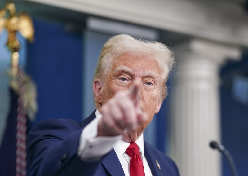 Trump: Naredio sam zračni napad na Islamsku državu u Somaliji. Ubojice su se skrivale u špiljama