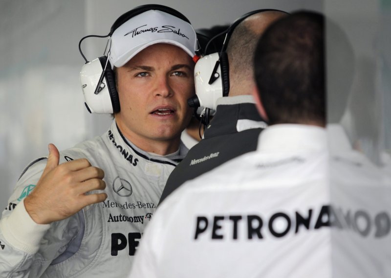 Rosberg produljio s Mercedesom