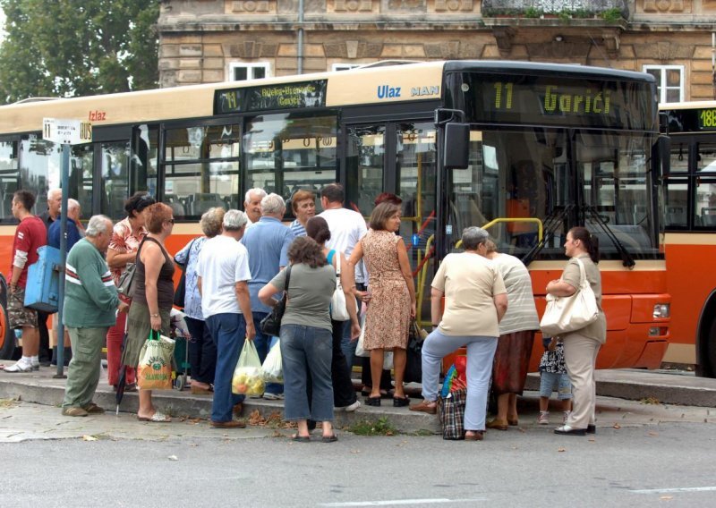 Potrčao za busom pa završio ispod njega