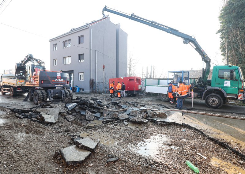 Pukla cijev u Žajinoj, voda dosegla čak 40 centimetara
