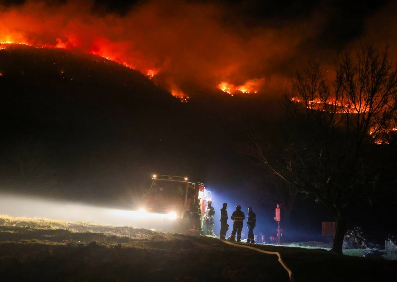Lokaliziran požar podno Učke; vatra progutala 260 hektara trave i raslinja