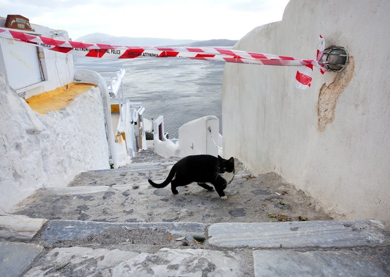 Jak potres sinoć pogodio Santorini, više od 11.000 ljudi napustilo otok
